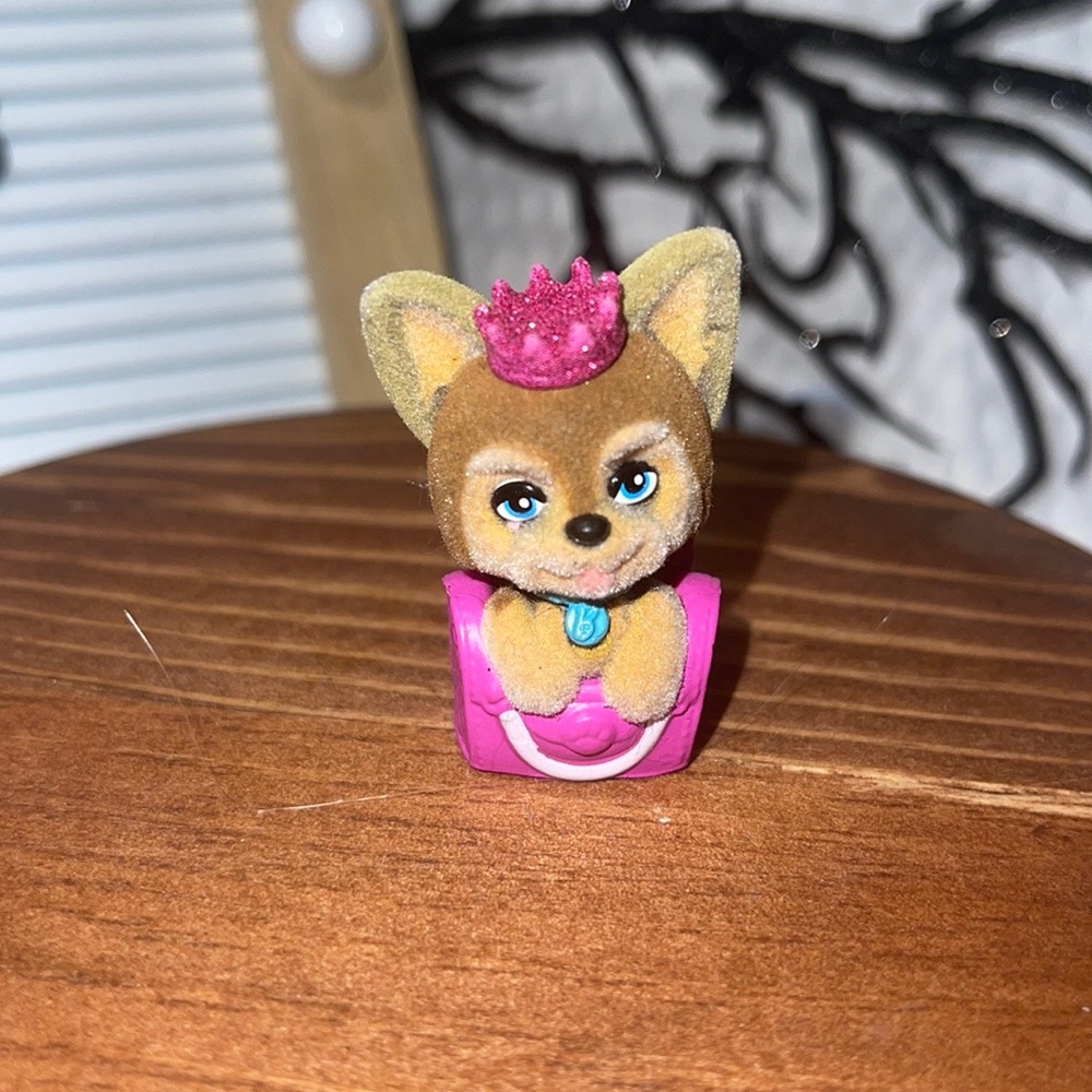 2016-SERIES 1 BARBIE PET BLIND BAG YORKIE: INSIDE A PURSE WEARING A CROWN!! - Picture 3 of 3
